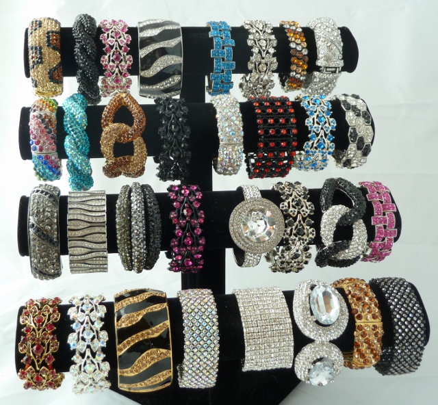 3218 - 32 PK BLING BRACELETS WITH/FREE 4 T-BAR RACK